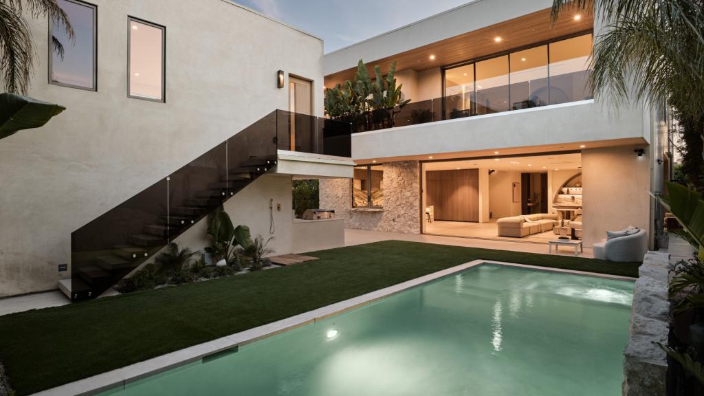 Modern San Diego home with a landscaped courtyard, swimming pool, and outdoor living area